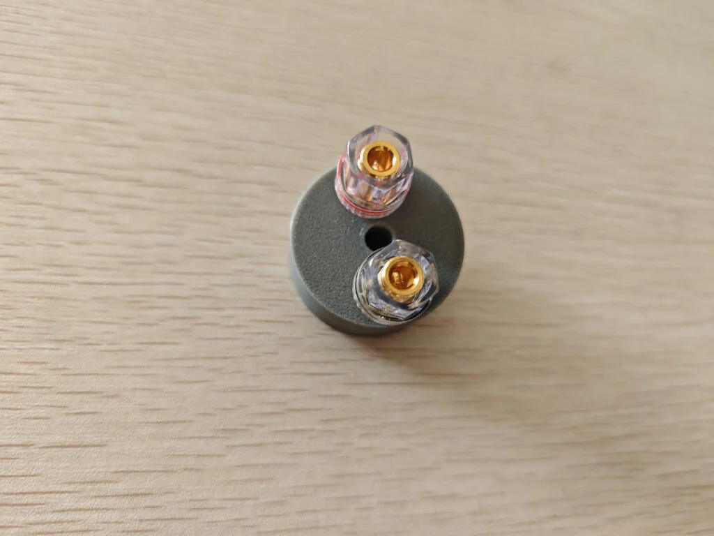 2m loop binding post on the cap of choke balun