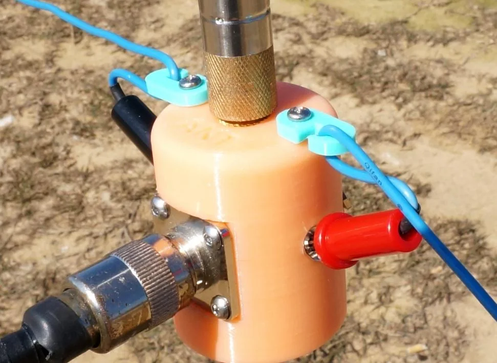 Radial wires hooked on antenna base spread 180 degrees apart